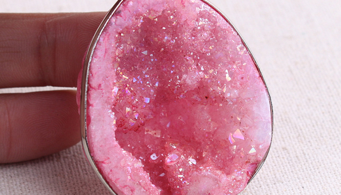 Сорт розовый агат. Розовый агат камень. Розовый агат камень свойства. Агат персиковый серьги.